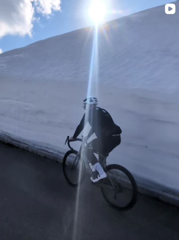 Klausenpass with snow walls